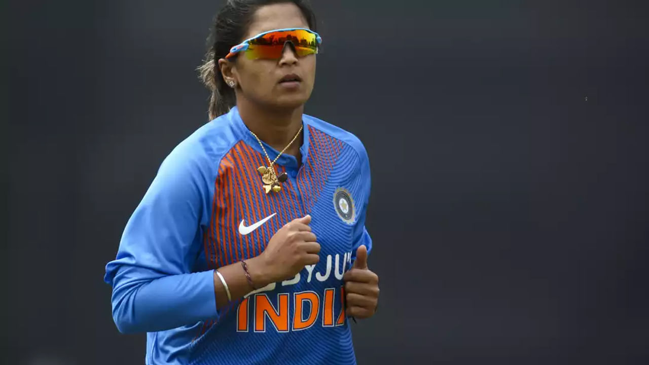 వ్యక్తిగత జీవితంలోనూ వేద కృష్ణమూర్తి ఎన్నో కష్టాలను ఎదుర్కొంది. కోవిడ్-19 మహమ్మారి సమయంలో తన తల్లి, సోదరిని కోల్పోయి తీవ్ర విషాదంలో మునిగిపోయింది. అయినప్పటికీ, ఆమె ధైర్యంగా నిలబడి, ఆట పట్ల తన నిబద్ధతను చాటుకుంది.