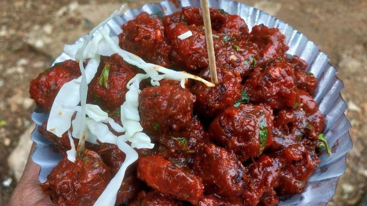 తర్వాత మీరు ముందుగా ఫ్రై చేసి పెట్టుకున్న మంచూరియా బాల్స్‌ను సాస్‌లో వేసి లో ఫ్లేమ్‌లో ఒకటి లేదా రెండు నిమిషాలు కలపాలి. అంతే వేడి వేడిగా రుచికరమైన మంచూరియా తినడానికి సిద్ధంగా ఉంటుంది. 