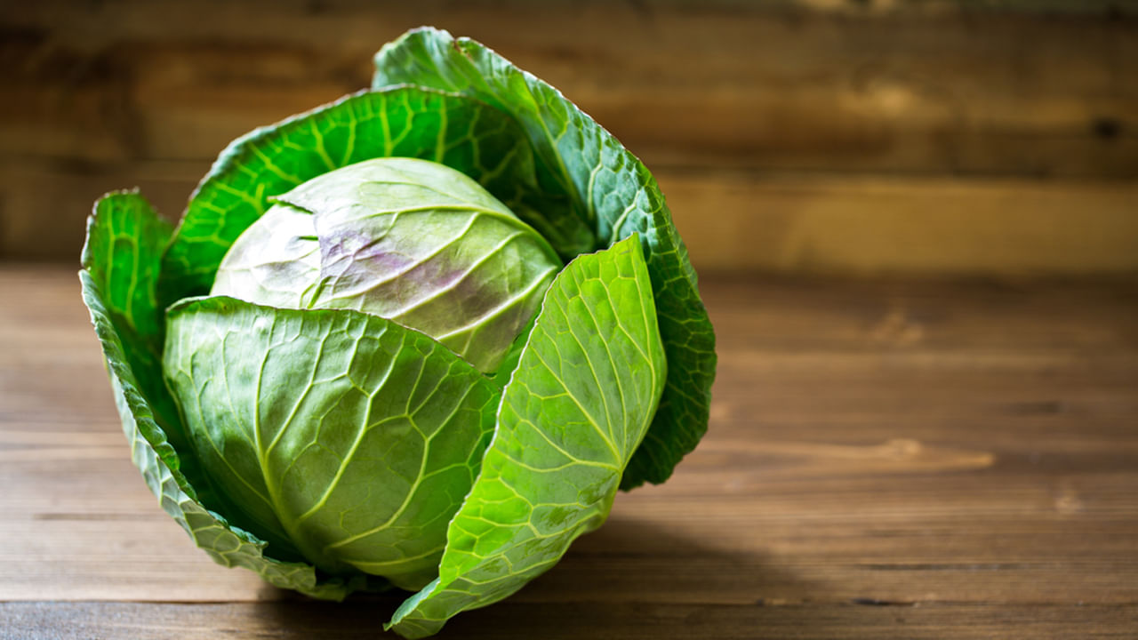 క్యాబేజీ : క్యాబేజీ కర్రీతో ఏ వంటకం అయినా సులభంగా చేసుకోవచ్చు. అయితే దీనితో  పకోడి లేదా సైడ్ డిష్ క్యాబేజీ ప్రైస్ చేసుకొని చాలా మంది ఇష్టంగా తింటుంటారు. కానీ ఇలా అస్సలే తినకూడదంట. ఎందుకంటే క్యాబేజిలో తేమ ఎక్కువగా ఉంటుంది. అంతేకాకుండా ఇది భూమికి దగ్గరగా ఉంటుంది. కాబట్టి వర్షాకాలంలో దీనిని తినడం వలన అనేక ఇబ్బందులు తలెత్తుతాయంట.