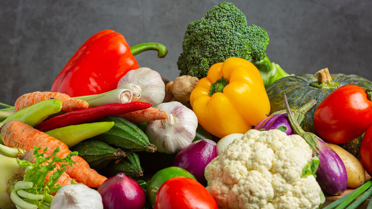 ప్రీబయోటిక్స్ అనేవి కూరగాయలలో లభించే కరిగే ఫైబర్, ఇవి పెరుగు లేదా ఇడ్లీ వంటి పులియబెట్టిన ఆహారాలలోని ప్రత్యక్ష సూక్ష్మజీవులైన ప్రోబయోటిక్స్‌ను పోషించడంలో సహాయపడతాయి. అవి కలిసి గట్ ఫ్లోరాకు మద్దతు ఇస్తాయి, జీర్ణక్రియను మెరుగుపరుస్తాయి. చికాకును తగ్గిస్తాయి.