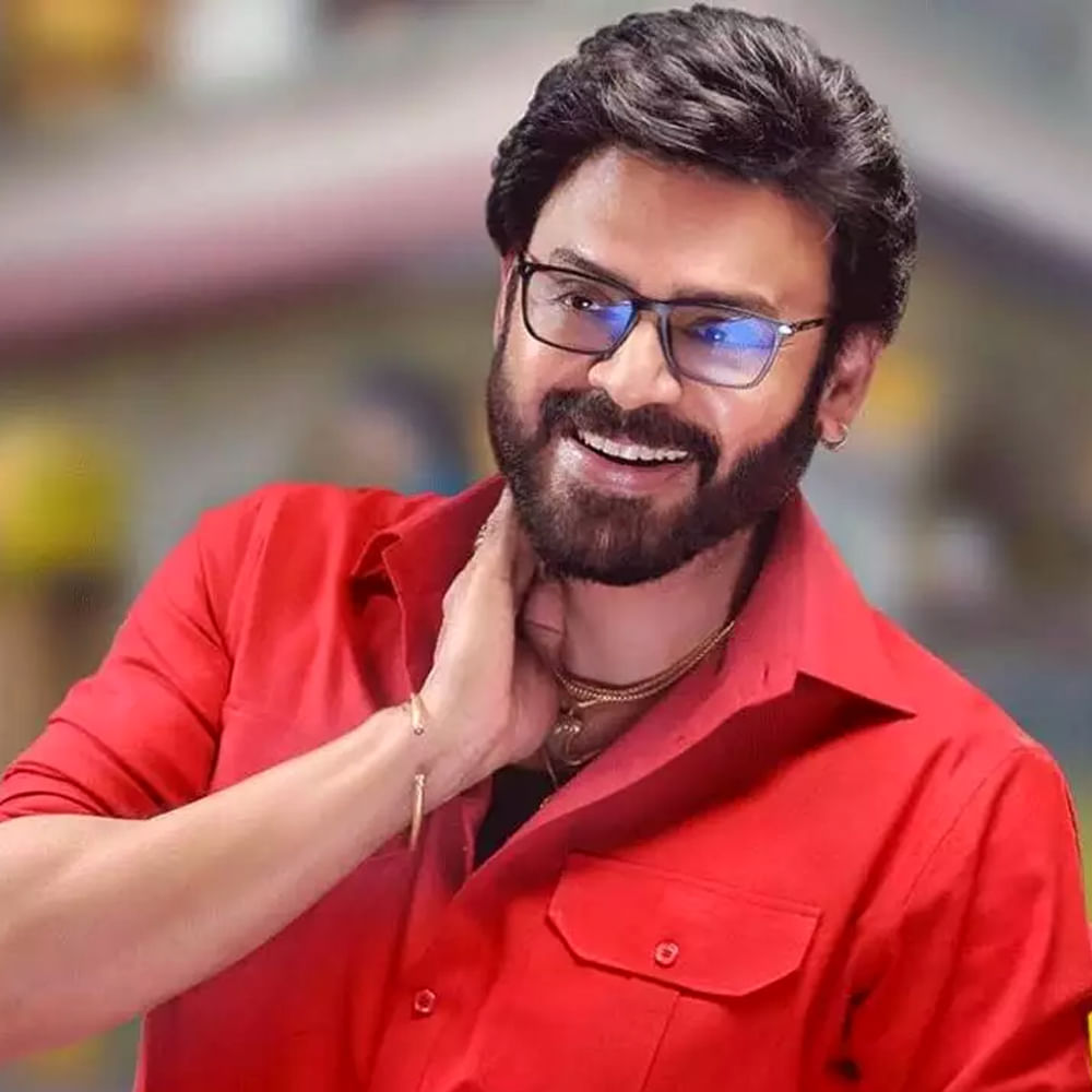 విక్టరీ వెంకటేష్ ఈ సంక్రాంతికి సంక్రాంతికి వస్తున్నాం సినిమాతో భారీ హిట్ అందుకున్నాడు. అనిల్ రావిపూడి దర్శకత్వంలో తెరకెక్కిన ఈ సినిమా ఫ్యామిలీ ఆడియన్స్ ను ఆకట్టుకుంది. ఈ మూవీలో వెంకటేష్ సరసన ఐశ్వర్య రాజేష్, మీనాక్షి చౌదరి హీరోయిన్స్ గా నటించారు. కామెడీ, ఎమోషన్స్, యాక్షన్ ఇలా అన్ని హంగులతో ఈ సినిమాను ప్రేక్షకుల ముందుకు వచ్చింది. ఈ సినిమా కలెక్షన్స్ కూడా భారీగానే రాబట్టింది. 