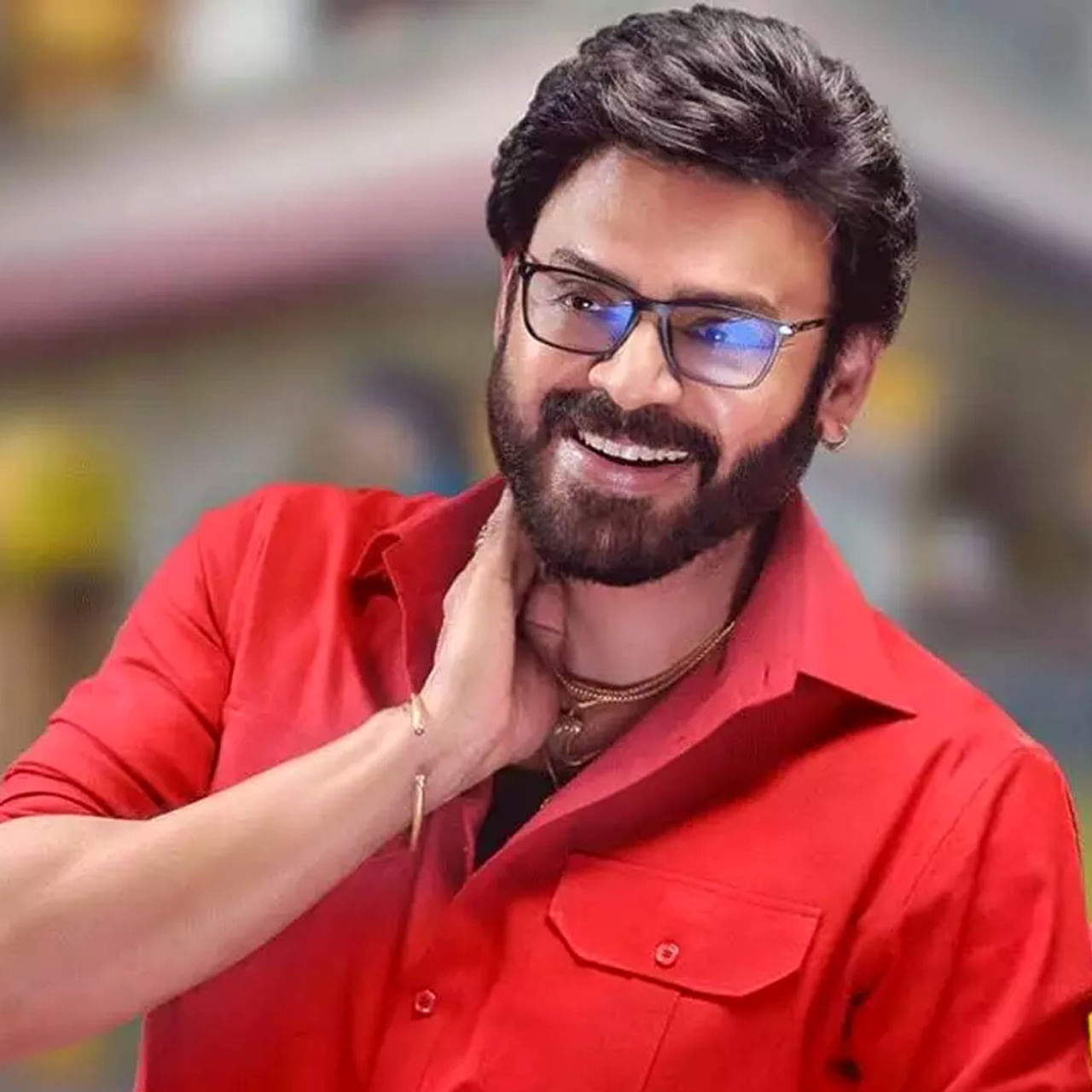 విక్టరీ వెంకటేష్ ఈ సంక్రాంతికి సంక్రాంతికి వస్తున్నాం సినిమాతో భారీ హిట్ అందుకున్నాడు. అనిల్ రావిపూడి దర్శకత్వంలో తెరకెక్కిన ఈ సినిమా ఫ్యామిలీ ఆడియన్స్ ను ఆకట్టుకుంది. ఈ మూవీలో వెంకటేష్ సరసన ఐశ్వర్య రాజేష్, మీనాక్షి చౌదరి హీరోయిన్స్ గా నటించారు. కామెడీ, ఎమోషన్స్, యాక్షన్ ఇలా అన్ని హంగులతో ఈ సినిమాను ప్రేక్షకుల ముందుకు వచ్చింది. ఈ సినిమా కలెక్షన్స్ కూడా భారీగానే రాబట్టింది. 