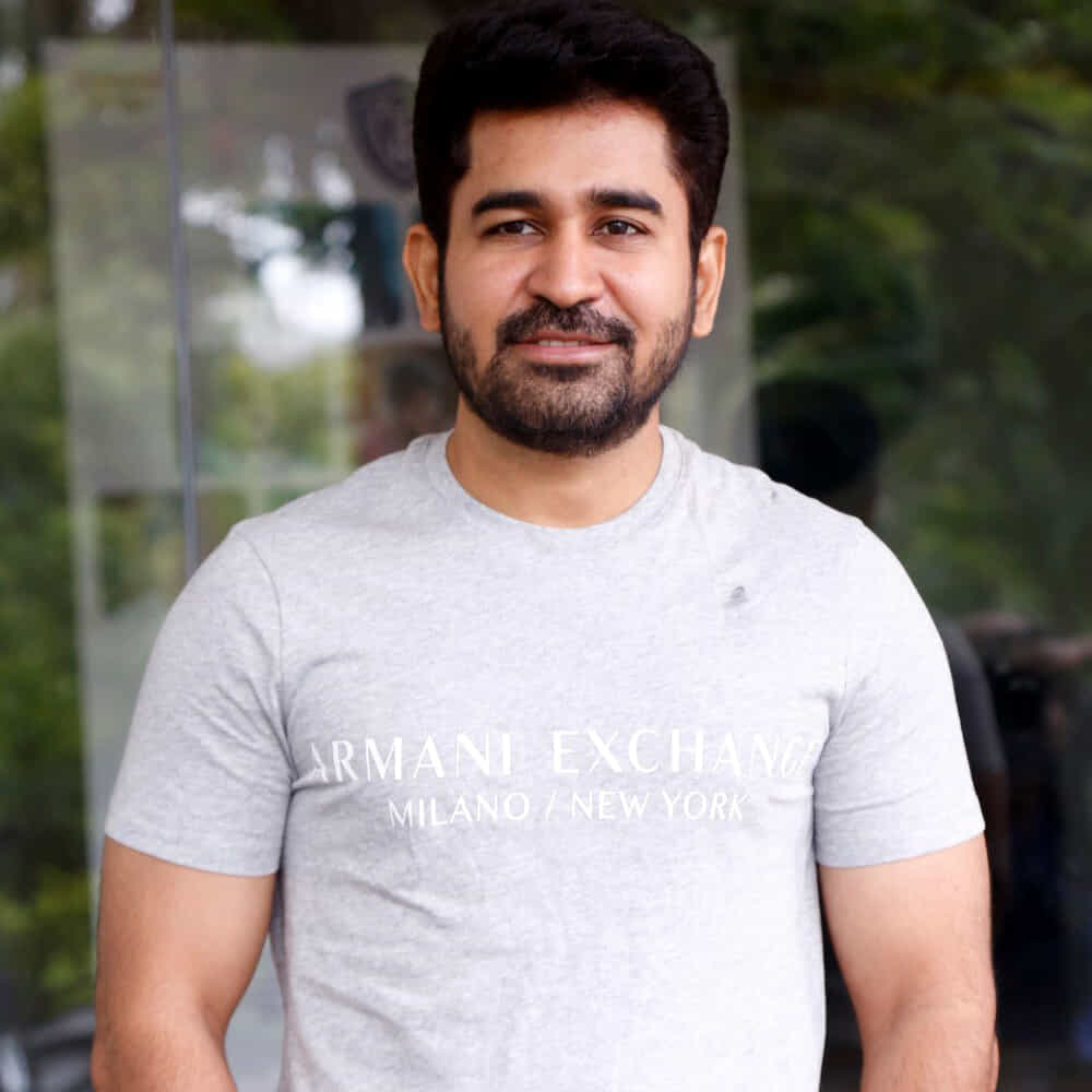 విజయ్ ఆంటోని నటించిన సలీం సినిమాలో ముందుగా రష్మిని హీరోయిన్ గా అనుకున్నారట. కానీ లాస్ట్ మినిట్ లో ఆ ఛాన్స్ మరో హీరోయిన్ కు దక్కింది. సలీమ్ సినిమా మంచి విజయాన్ని అందుకుంది. అలాగే విజయ్ ఆంటోని నటించిన బేతాళుడు అనే సినిమాకు కూడా ముందుగా రష్మిని అనుకున్నారట.. కానీ అది కూడా సెట్ కాదు. అలా విజయ్ రెండు సినిమాల్లో ఛాన్స్ మిస్ అయ్యింది ఈ ముద్దుగుమ్మ.