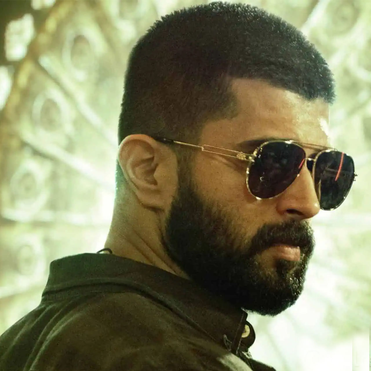 టాలీవుడ్ ఇండస్ట్రీలో రూపొందుతోన్న భారీ చిత్రాల్లో ‘కింగ్డమ్’ ఒకటి. రౌడీ స్టార్ విజయ్ దేవరకొండ హీరోగా డైరెక్టర్ గౌతమ్ తిన్ననూరి దర్శకత్వం వహిస్తున్న ఈ సినిమా కోసం అడియన్స్ ఎంతో ఆసక్తిగా ఎదురుచూస్తున్నారు. ఇందులో సత్యదేవ్, భాగ్యశ్రీ బోర్సే ముఖ్య పాత్రలు పోషిస్తుండగా.. సితార ఎంటర్టైన్మెంట్స్, ఫార్చూన్ ఫోర్ సినిమాస్ పతాకాలపై నిర్మిస్తున్నారు.