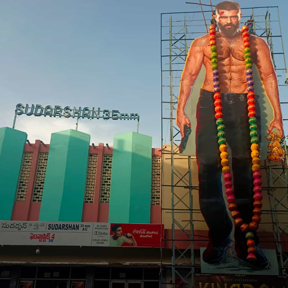 ప్రస్తుతం విజయ్ భారీ కటౌట్ ఫోటోస్ సోషల్ మీడియాలో తెగ వైరలవుతున్నాయి. ఈ సినిమా కోసం ప్రతి ఒక్కరు ప్రాణం పెట్టి పనిచేశారని.. అభిమానులకు కచ్చితంగా ఈ మూవీ నచ్చుందని ప్రీ రిలీజ్ వేడుకలో అన్నారు విజయ్ దేవరకొండ. అభిమానులు తనకు దేవుడు ఇచ్చిన వరమని అన్నారు.
