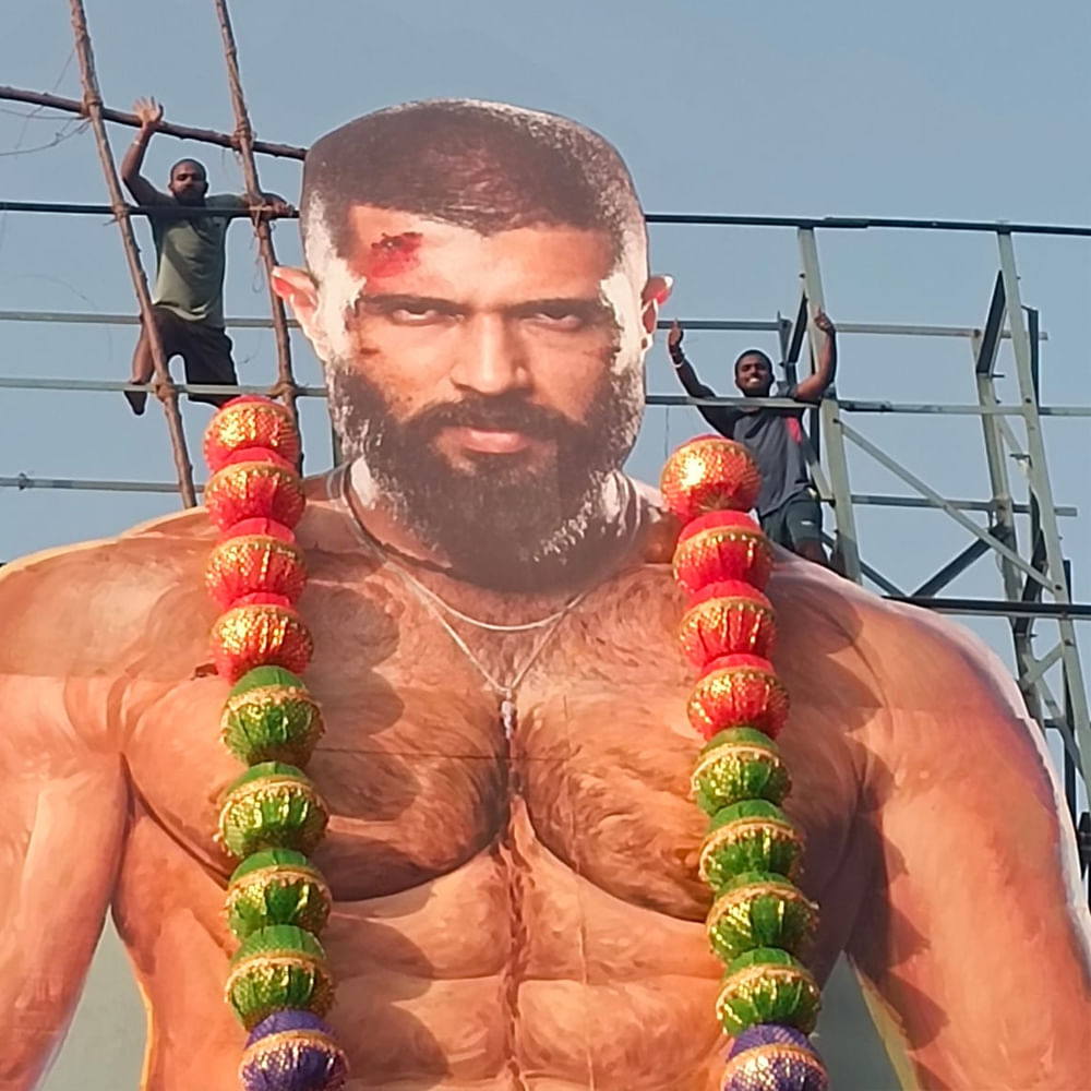 ఇదిలా ఉంటే.. ఈ సినిమా విడుదలను పురస్కరించుకుని హైదరాబాద్ లోని సుదర్శన్ థియేటర్ వద్ద ఫ్యాన్స్ 75 అడుగుల విజయ్ దేవరకొండ కటౌట్ ఏర్పాటు చేశారు. కింగ్ డమ్ మూవీ లుక్ లో విజయ్ భారీ కటౌట్ పెట్టి తమ అభిమానాన్ని చాటుకున్నారు.
