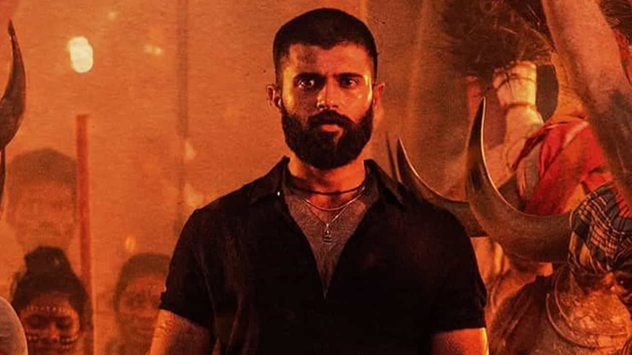 ఈ సినిమాలోని జైలు సన్నివేశం శ్రీలంకలోని కాండీలోని ఒక జైలు అని, అది 200 సంవత్సరాల పురాతనమైనదని, ఇప్పుడు మూసివేయబడిందని గౌతమ్ చెప్పాడు. "ఇప్పుడు ఆ జైలు స్థానంలో ఒక హోటల్ నిర్మించడానికి సన్నాహాలు జరుగుతున్నాయి" అని దర్శకుడు చెప్పాడు. ఆ ప్రదేశం గురించి దర్శకుడు మాట్లాడుతూ, క్యాండీ ఒక కొండ ప్రాంతం అని, అక్కడ చాలా వర్షాలు కురుస్తాయని అన్నారు. వర్షం కారణంగా యాక్షన్ సన్నివేశాలు చేయడంలో తాను చాలా ఇబ్బందులు ఎదుర్కొన్నానని విజయ్ వెల్లడించారు.