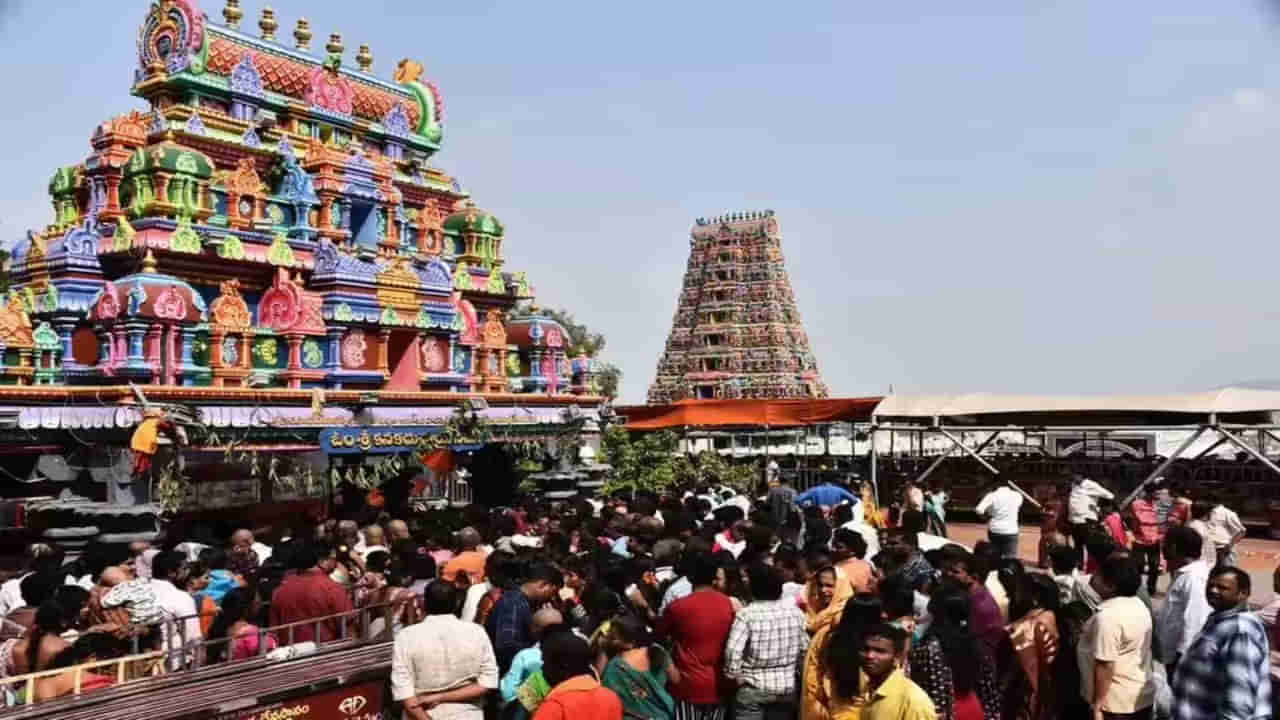 Vijayawada: దుర్గగుడిలో సేవ చేయాలనుకునే భక్తులకు గుడ్న్యూస్.. ఇకపై ఆన్లోనే రిజిస్టేషన్!.. పూర్తి వివరాలు ఇవే!