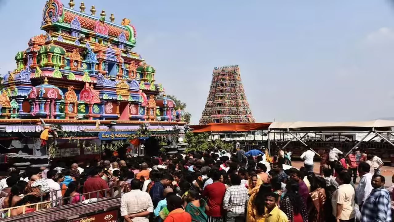 Vijayawada: దుర్గగుడిలో సేవ చేయాలనుకునే భక్తులకు గుడ్న్యూస్.. ఇకపై ఆన్లోనే రిజిస్టేషన్!.. పూర్తి వివరాలు ఇవే!