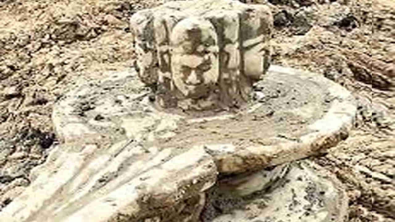 Viral: కొలనులో తవ్వుతుండగా మెరుస్తూ ఏదో కనిపించింది.. తవ్వి తీయగా స్టన్