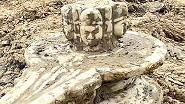 Viral: కొలనులో తవ్వుతుండగా మెరుస్తూ ఏదో కనిపించింది.. తవ్వి తీయగా స్టన్