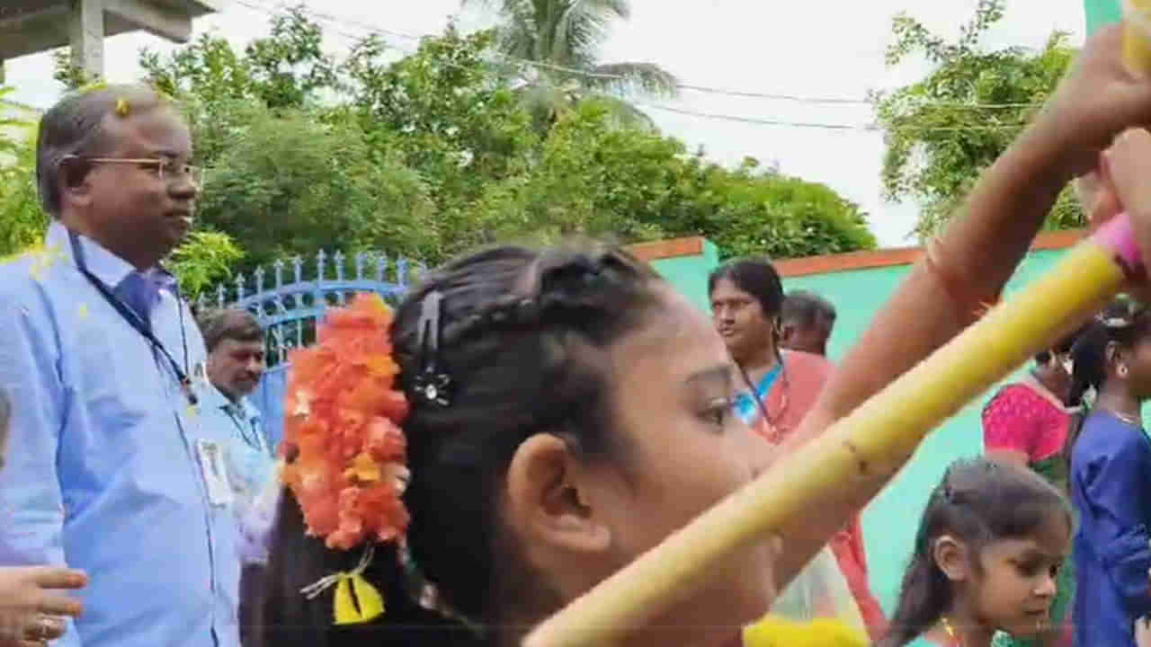 Telangana: మాస్టారూ.. మా మెగాస్టారూ.! టీచర్కు లైఫ్లోనే తోపు పార్టీ.. సీన్ కట్ చేస్తే