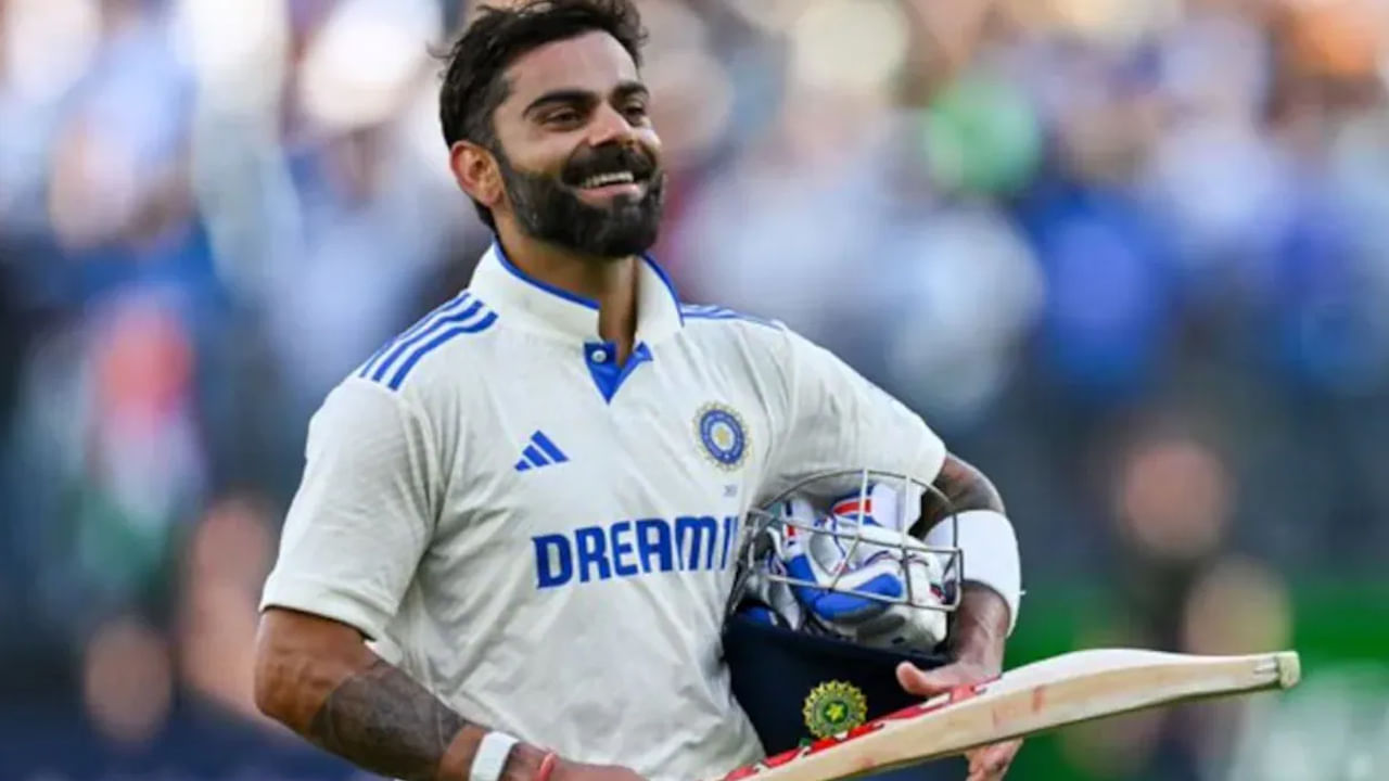 భారత క్రికెట్ దిగ్గజం, రికార్డుల రారాజు విరాట్ కోహ్లీ తన కెరీర్‌లో మరో అద్భుతమైన మైలురాయిని చేరుకున్నాడు. టెస్టులు, టీ20 అంతర్జాతీయ క్రికెట్ నుంచి రిటైర్ అయినప్పటికీ, ఐసీసీ (అంతర్జాతీయ క్రికెట్ కౌన్సిల్) ర్యాంకింగ్స్‌లో మెగా రికార్డును నెలకొల్పిన ప్రపంచంలోనే తొలి ఆటగాడిగా నిలిచాడు. మూడు ఫార్మాట్లలోనూ (టెస్టులు, వన్డేలు, టీ20లు) 900+ రేటింగ్ పాయింట్లు సాధించిన ఏకైక ఆటగాడిగా విరాట్ కోహ్లీ చరిత్ర సృష్టించాడు.