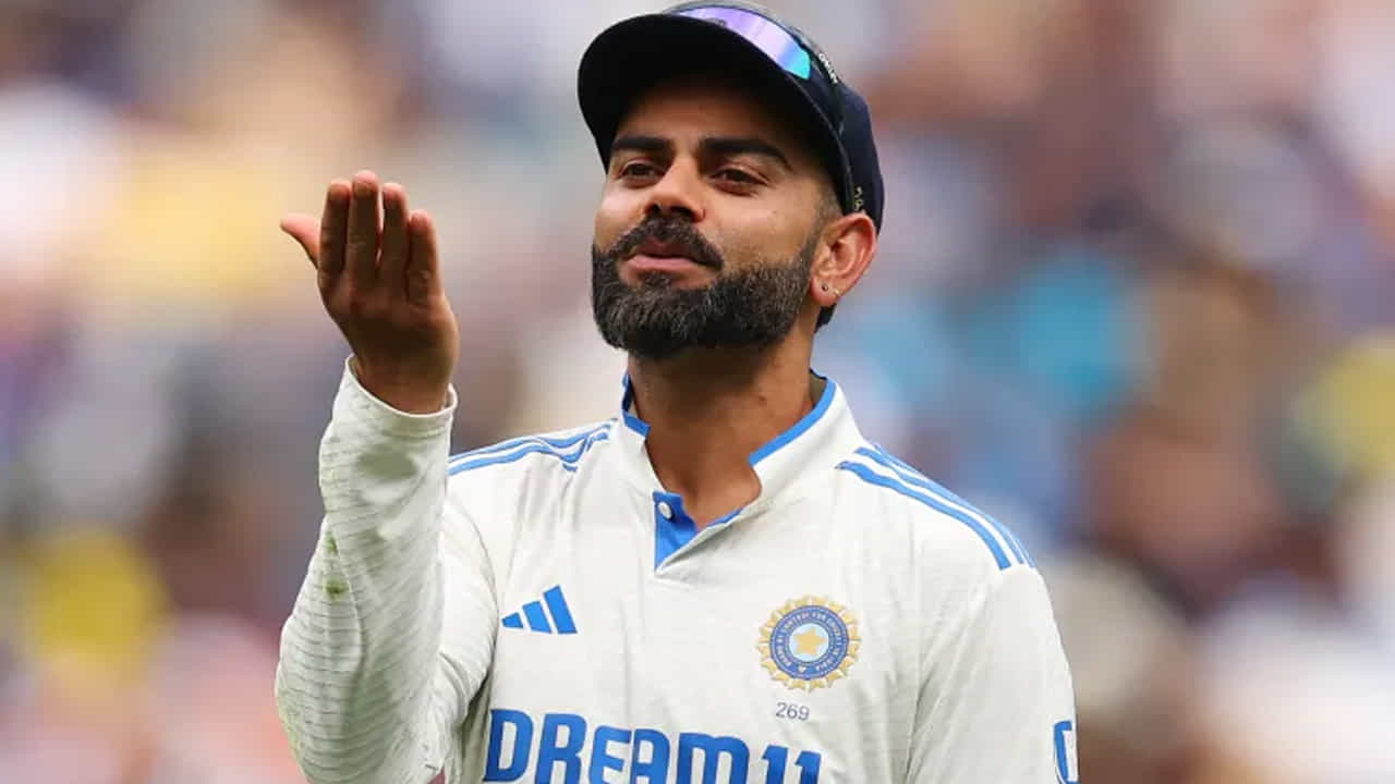 టీ20ల్లో డేవిడ్ మలన్ (919), సూర్యకుమార్ యాదవ్ (912) తర్వాత ఆల్‌టైమ్ అత్యధిక టీ20ఐ రేటింగ్ పాయింట్లలో కోహ్లీ మూడో స్థానంలో నిలిచాడు. టెస్టులు, వన్డేలు, టీ20లలో ఏకకాలంలో నంబర్ వన్ బ్యాట్స్‌మెన్‌గా నిలిచిన అరుదైన ఘనత కూడా కోహ్లీకి ఉంది.