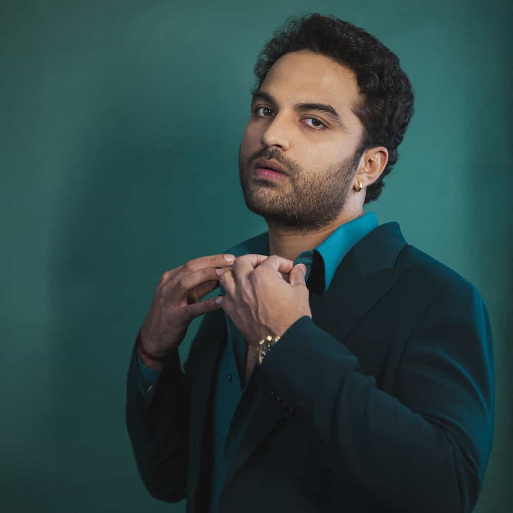 మొన్నామధ్య లైలాలో ఓ పాట రాసారు విశ్వక్ సేన్. కేవలం పాటలు మాత్రమే కాదు.. ఇంకా చాలా చేస్తున్నారు మన హీరోలు. డాన్సులు, ఫైట్లు, యాక్టింగ్ మాత్రమే కాదు.. మిగిలిన డిపార్ట్‌మెంట్స్‌లో అడుగేస్తున్నారు. ఇప్పటికే అడివి శేష్, నవీన్ పొలిశెట్టి, సిద్ధూ జొన్నలగడ్డ, కిరణ్ అబ్బవరం లాంటి హీరోలు మల్టీ టాలెంట్ చూపిస్తున్నారు. ఎవరికి వాళ్లే సొంత కథలు రాసుకుంటున్నారు. 