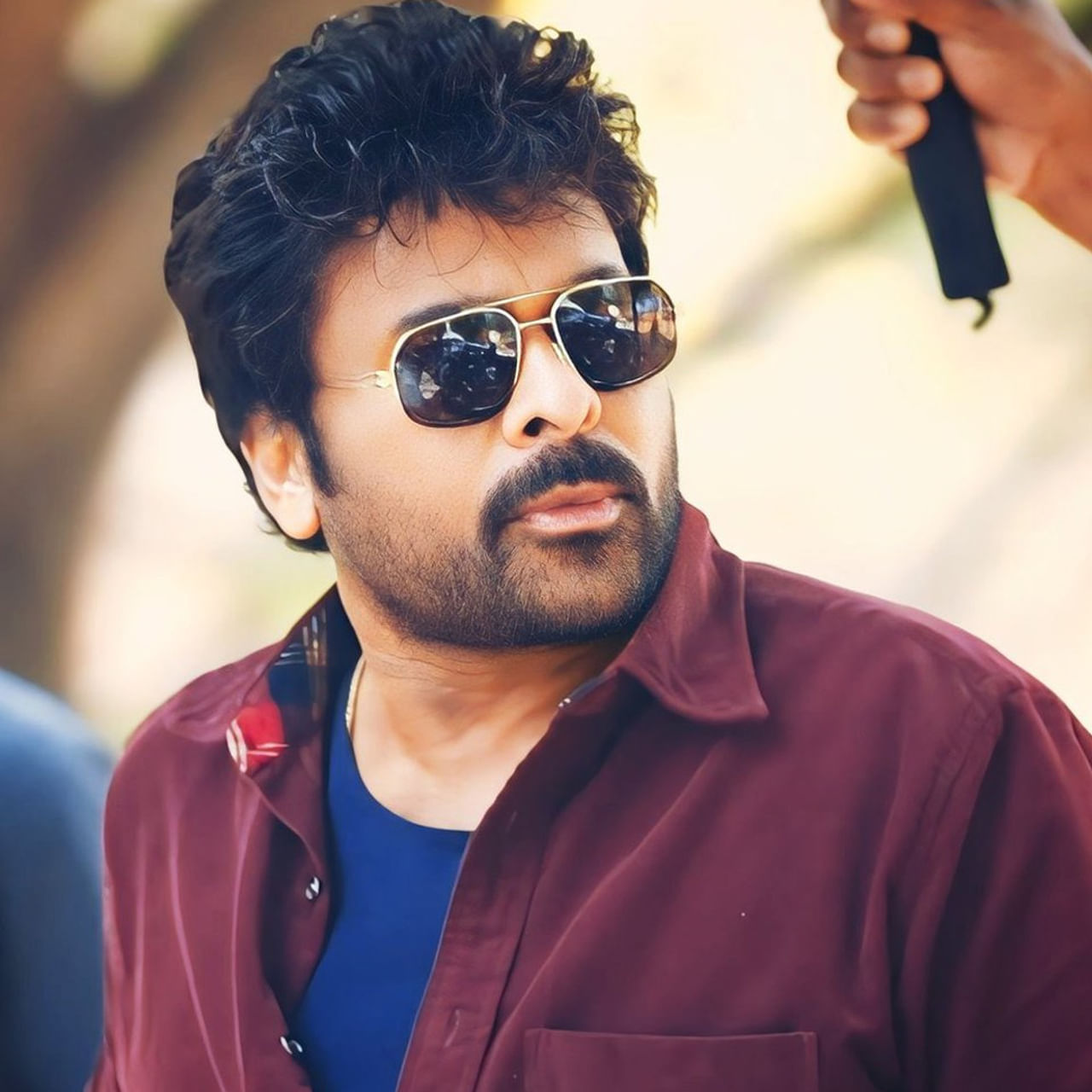 కొందరు హీరోల కెరీర్లో కొన్ని సినిమాలు తెలియకుండానే ఆలస్యమవుతూ ఉంటాయి. విశ్వంభరతో చిరంజీవికి ఇదే జరుగుతుందిప్పుడు. షూటింగ్ పూర్తై.. చాలా రోజులవుతున్నా ఇంకా రిలీజ్ డేట్ కన్ఫర్మ్ కాలేదు. ప్రమోషన్ కూడా ఇంకా పూర్తి స్థాయిలో మొదలు కాలేదు. అప్పట్లో ఓ టీజర్.. ఆ తర్వాత ఓ పాట వచ్చాయంతే. ఆ తర్వాత మేకర్స్ నుంచి ఏ సందడి లేదు.