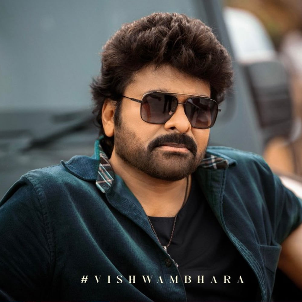 జగదేకవీరుడు అతిలోకసుందరి, అంజి తర్వాత చిరంజీవి చేస్తున్న సోషియో ఫాంటసీ కావడంతో.. భారీ అంచనాల మధ్య మొదలైంది విశ్వంభర. షూటింగ్ కూడా చాలా త్వరగా పూర్తి చేసారు వశిష్ట. సంక్రాంతికి కలుద్దాం అని చెప్పారు. కానీ గేమ్ ఛేంజర్ కోసం పోస్ట్ పోన్ చేసారు. సంక్రాంతి వెళ్లి ఆర్నెళ్లైనా ఇంకా విశ్వంభర ఊసే లేదు.. గ్రాఫిక్స్ కారణంగా ఈ సినిమా ఆలస్యమవుతూ వస్తుంది.