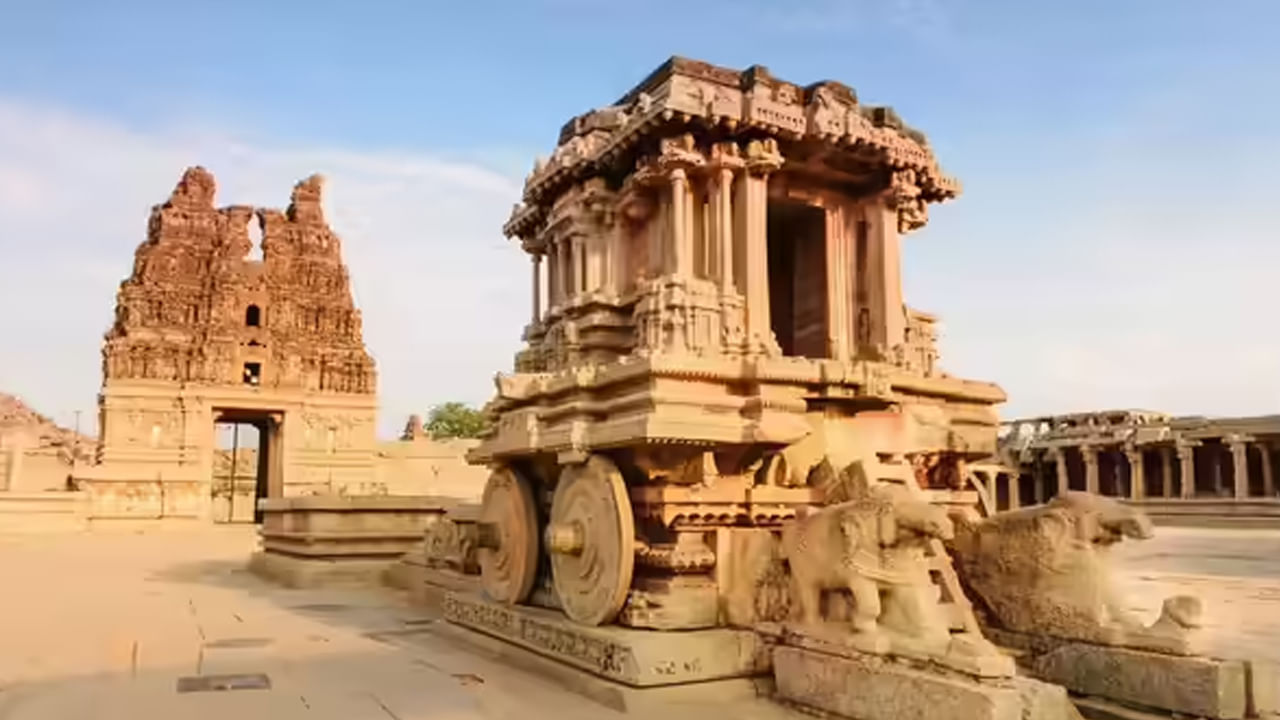 విఠల్ ఆలయం, హంపి: ఈ ఆలయం శిథిలమైన హంపి పట్టణంలో ఉంది. దీని నిర్మాణ రూపకల్పన చాలా ప్రత్యేకమైనది. ఇది ఖచ్చితంగా మిమ్మల్ని ఆశ్చర్యపరుస్తుంది. ఈ ఆలయం విష్ణువు అవతారమైన విఠలేశ్వరుడిని పూజిస్తారు.. ఇది ప్రధానంగా దాని సంగీత స్తంభాలకు ప్రసిద్ధి చెందింది. ఇవి మొత్తం 56. సున్నితంగా నొక్కితే ఆ స్తంభాలు శబ్దాలు చేస్తాయి. ఈ ఆలయాన్ని సందర్శించడానికి, భక్తులు ధోతి, చొక్కా, చీర లేదా చుడీదార్ ధరించి రావాల్సి ఉంటుంది.  పూజారులు ఉదయం 8:30–9:00 గంటల వరకు ఉదయం ప్రార్థనలు సహా రోజువారీ ఆచారాలు నిర్వహిస్తారు.