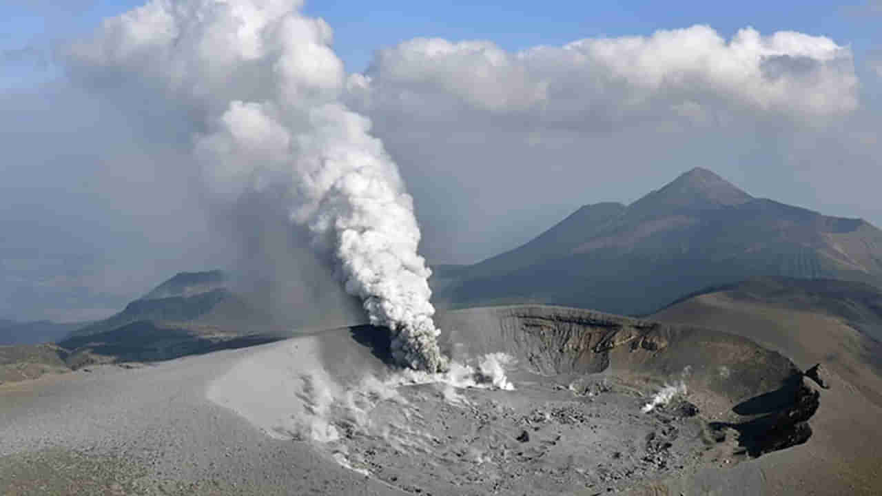 Japan: జపాన్లో బద్దలైన షిన్మోడాకే అగ్నిపర్వతం - మాంగా కార్టూన్ జోస్యం నిజమవుతుందా..?