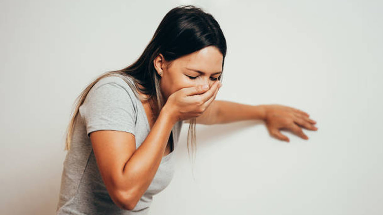 వాంతులు: ఫుడ్ పాయిజనింగ్ కారణంగా కొన్ని సార్లు వాంతులు అవడం సర్వసాధారణం. అయితే  ఛాతీ నొప్పి తర్వాత వాంతులు అయితే మాత్రం గుండె జబ్బులకు సూచన అని గుర్తించాలి. అటువంటి పరిస్థితిలో నిర్లక్ష్యం చేయకుండా డాక్టర్ దగ్గర చికిత్స తీసుకోండి. 