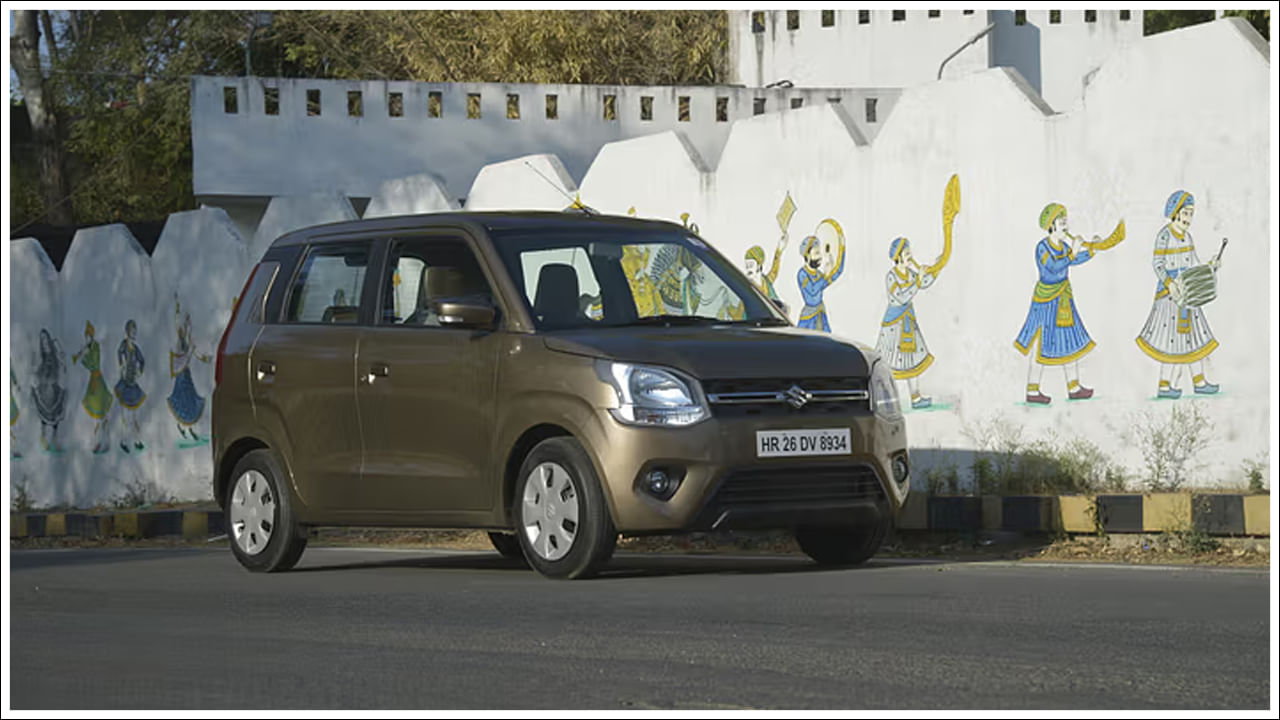 దీనివల్ల వృద్ధులు, పిల్లలు కారు లోపలికి, బయటికి వెళ్లడం చాలా సులభం అవుతుంది. అదనంగా ఇది 341 లీటర్ల పెద్ద బూట్ స్పేస్ను కూడా కలిగి ఉంది. ఇది టూర్కు వెళ్లేటప్పుడు లేదా షాపింగ్ చేసేటప్పుడు చాలా ఉపయోగకరంగా ఉంటుంది.