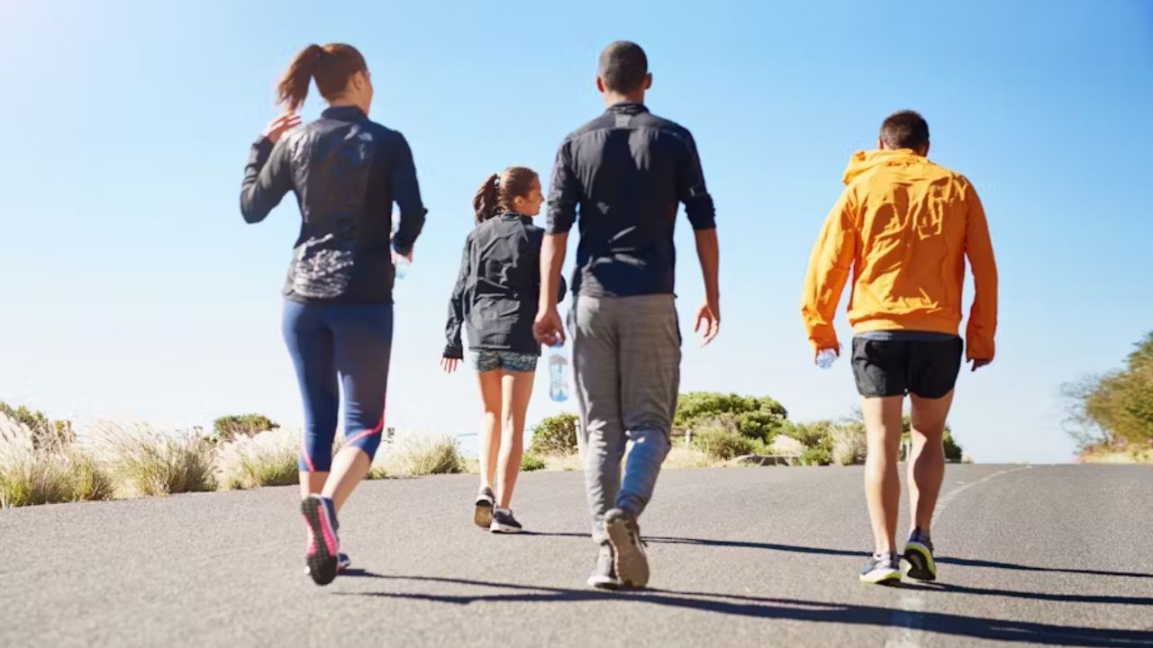 Walking: మార్నింగ్ వాకింగ్ Vs ఈవినింగ్ వాక్.. రెండిట్లో ఏది బెటర్? Walking: మార్నింగ్ వాకింగ్ Vs ఈవినింగ్ వాక్.. రెండిట్లో ఏది బెటర్?
