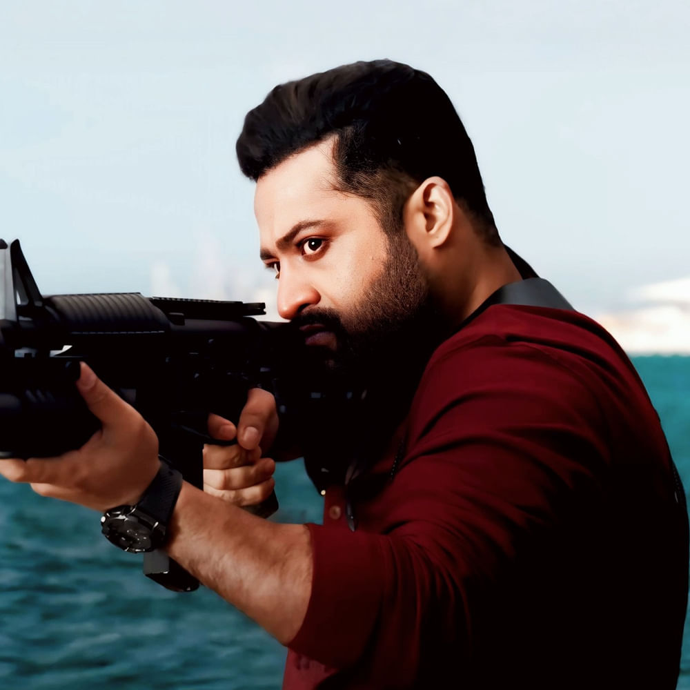 కూలీ కంటే ముందే వార్ 2 ట్రైలర్ విడుదల కానుందని ప్రచారం జరుగుతుంది. జూలై చివర్లోనే భారీగా ట్రైలర్ లాంఛ్ జరగనుంది. అలాగే తారక్, హృతిక్‌తో సపరేట్‌గా ఇంటర్వ్యూలు కూడా ప్లాన్ చేస్తున్నారు. ఈ ప్రమోషన్ కోసం 20 రోజులు కేటాయించారు తారక్. మొత్తానికి వార్ 2, కూలీ మధ్య ప్రమోషన్ పరంగానూ పోటీ తప్పట్లేదు.