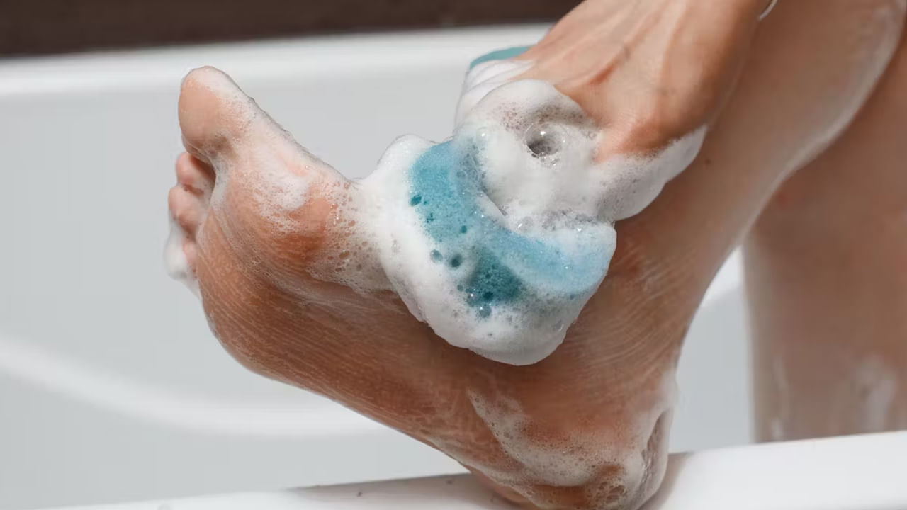 కాళ్ళను శుభ్రపరచడం: ప్రత్యేకించి వర్షంలో తడిసిన తర్వాత ప్రతిరోజూ తేలికపాటి సబ్బు, గోరువెచ్చని నీటితో మీ కాళ్ళను కడగాలి. ఇలా చేయడం వల్ల ఫంగల్ ఇన్ఫెక్షన్ లేదా ఇతర సమస్యలు రాకుండా మీ కాళ్ళను కాపాడవచ్చు.