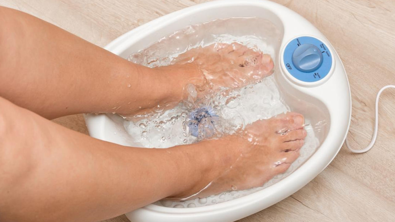 యాపిల్ సైడర్ వెనిగర్ నీటిలో మిక్స్‌ చేసి అందులో చేతులు, కాళ్ళు 15 నిమషాల పాటు ఉంచడం ద్వారా అందులోని యాంటీ మైక్రోబియల్ గుణాలు అధిక చెమటను తగ్గిస్తాయి. దీంతో ఈ సమస్య మెల్లగా తొలగిపోతుంది. 