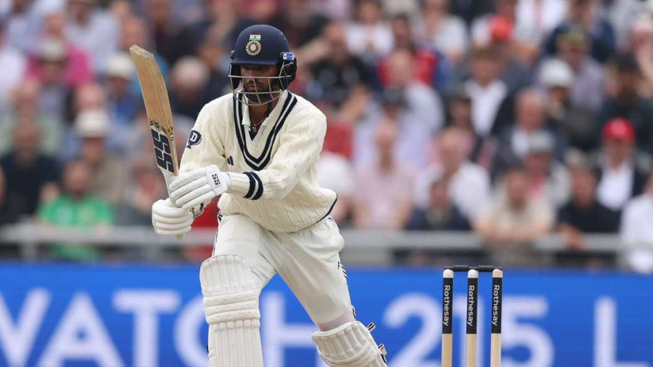 ఇంగ్లాండ్‌తో జరుగుతున్న నాలుగో టెస్టు మ్యాచ్‌లో టీమిండియా ఆల్ రౌండర్ వాషింగ్టన్ సుందర్ తన టెస్టు కెరీర్‌లో తొలి సెంచరీ సాధించి అదరగొట్టాడు. ఈ కీలకమైన శతకంతో భారత్‌కు భారీ ఊరట లభించడమే కాకుండా, మ్యాచ్ డ్రాగా ముగియడంలో కీలక పాత్ర పోషించాడు.