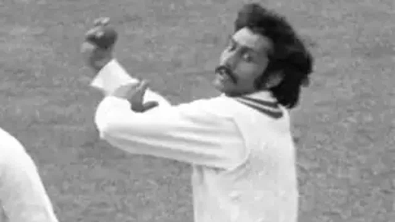 వసీం రాజా.. పాకిస్తాన్ మాజీ ఆల్ రౌండర్ వసీం రాజా ఇంగ్లాండ్‌లో వెటరన్స్ మ్యాచ్ ఆడుతున్నప్పుడు మరణించాడు. ఆట మధ్యలో ఆయనకు గుండెపోటు వచ్చింది. 54 ఏళ్ల వయసులో ఆయన ఆకస్మిక మరణం క్రికెట్ ప్రపంచాన్ని దిగ్భ్రాంతికి గురిచేసింది. మ్యాచ్ సమయంలో ఆయన ఆకస్మిక మరణం వెంటాడే సంఘటనగా గుర్తుండిపోయింది.