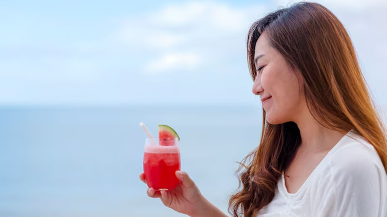 పుచ్చకాయ రసం: పుచ్చకాయ హైడ్రేషన్కు గొప్ప మూలం, ఇది ఋతుస్రావం సమయంలో ఉబ్బరం, నిర్జలీకరణ తలనొప్పిని ఎదుర్కోవడానికి చాలా అవసరం. ఇది శక్తి కోసం సహజ చక్కెరలను కూడా అందిస్తుంది. విటమిన్లు A మరియు C లను కలిగి ఉంటుంది.