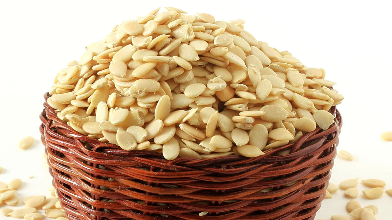 పుచ్చ గింజ‌ల్లోని ప‌ప్పులో మ‌నకి కావ‌ల్సిన అనేక ముఖ్య‌మైన పోష‌కాలు ఉన్నాయి. ఈ ప‌ప్పును తింటే ప‌లు వ్యాధులు న‌యం అవుతాయి. ఒక గుప్పెడు పుచ్చ గింజ‌ల ప‌ప్పును  తింటే సుమారుగా 150 క్యాల‌రీల మేర శ‌క్తి ల‌భిస్తుంది. అలాగే ఇవి తీసుకొంటే 14 గ్రాములు ఆరోగ్య‌క‌ర‌మైన కొవ్వులు, 5 గ్రాములు పిండి ప‌దార్థాలు, 3 గ్రాములు ఫైబ‌ర్, బి విట‌మిన్లు నియాసిన్‌, ఫోలేట్‌, థ‌యామిన్, బి6, విట‌మిన్ ఇ, మెగ్నిషియం, ఐర‌న్‌, జింక్‌, ఫాస్ఫ‌ర‌స్‌, మాంగ‌నీస్‌, కాప‌ర్‌, పొటాషియం పుష్కలంగా ల‌భిస్తాయి.