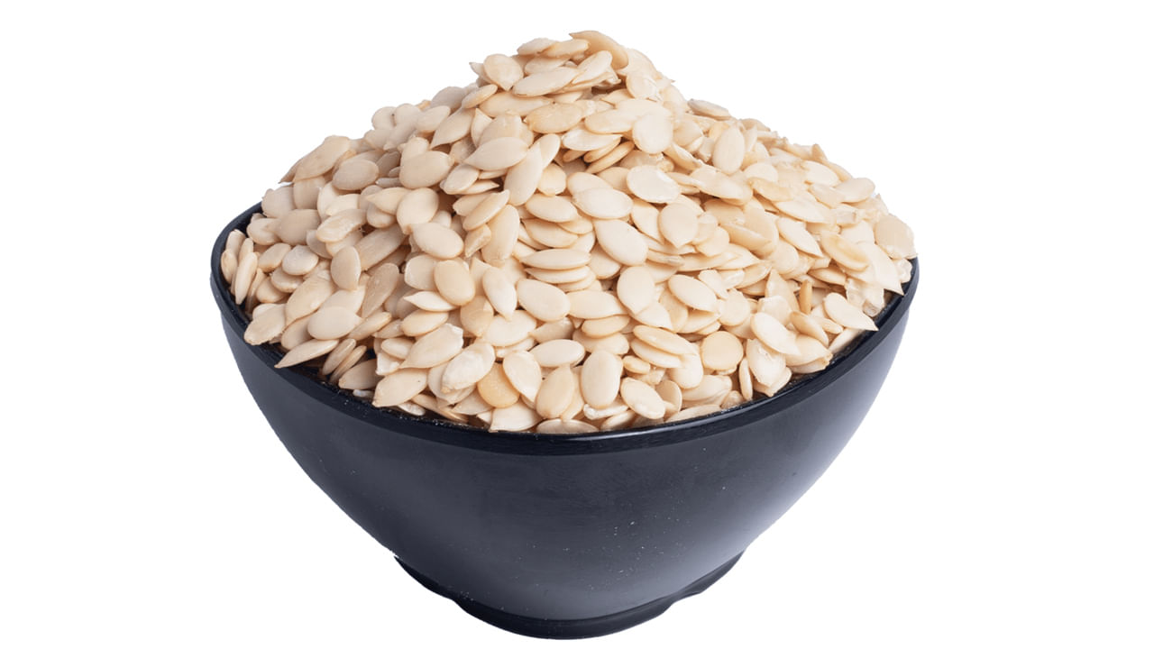 పుచ్చ గింజ‌ల ప‌ప్పులోని అధికంగా లభించే జింక్‌, ఐర‌న్‌, విట‌మిన్ ఇ రోగ నిరోధ‌క వ్య‌వ‌స్థ‌ను మెరుగుపరుస్తాయి. ఇది శ‌రీరం ఇన్‌ఫెక్ష‌న్ల‌కు వ్య‌తిరేకంగా రోగాల‌ను దూరం చేస్తుంది. అలాగే గాయాలు, పుండ్లు కూడా త్వ‌ర‌గా న‌యం అవుతాయి. సీజ‌న‌ల్ వ్యాధులైన ద‌గ్గు, జ‌లుబు, జ్వ‌రం సమస్యలు కూడా తగ్గుతాయి. ఇందులో ఉండే యాంటీ ఆక్సిడెంట్లు షుగ‌ర్ లెవ‌ల్స్‌ను త‌గ్గిస్తాయి. డ‌యాబెటిస్ ఉన్న‌వారు కూడా పుచ్చ గింజ‌ల ప‌ప్పును రోజూ గుప్పెడు మోతాదులో తిన‌వ‌చ్చు. 