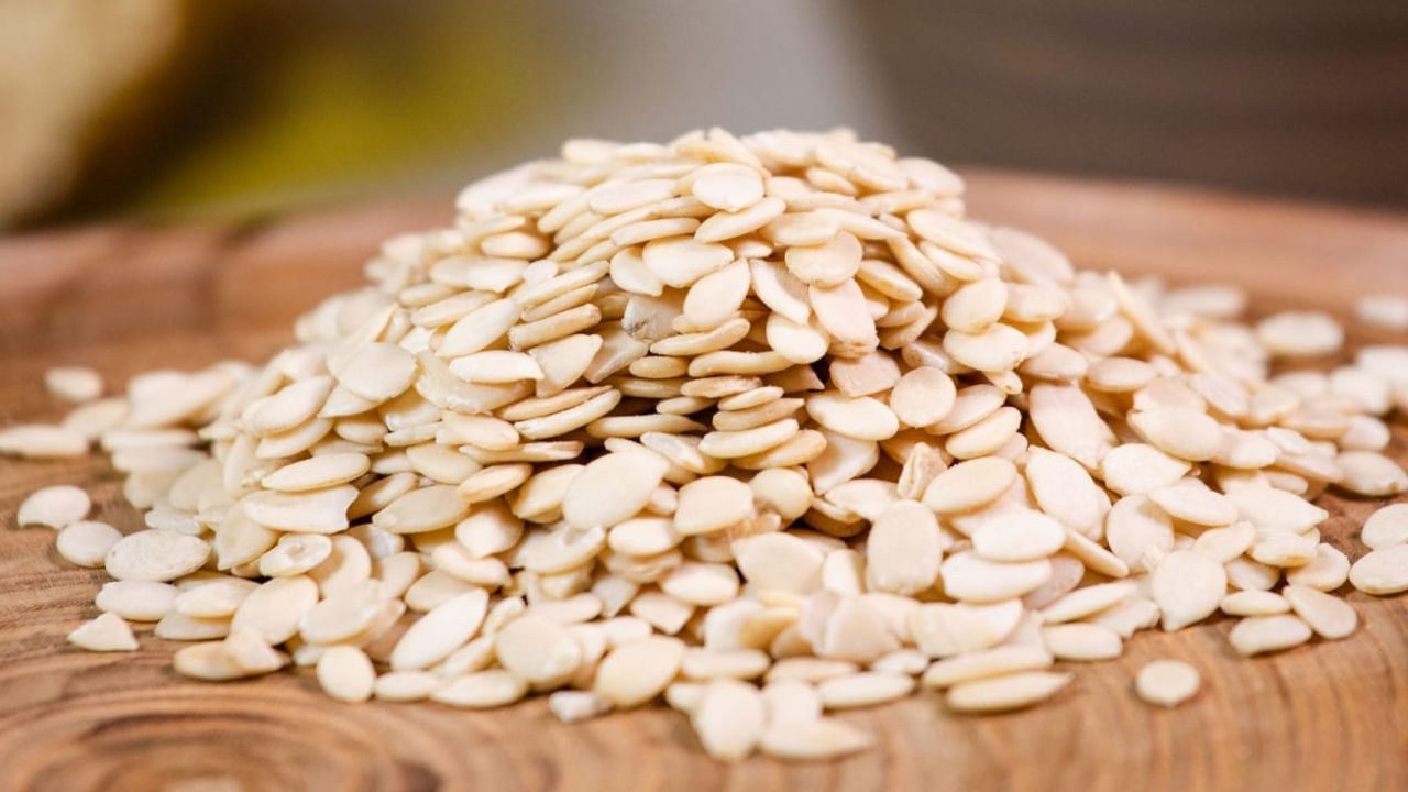 పుచ్చ గింజ‌ల ప‌ప్పులో మెగ్నిషియం, ఫాస్ఫ‌ర‌స్‌, కాప‌ర్ అధికంగా ఉన్నందున ఎముక‌ల సాంద్రత పెరుగుతుంది. ఏదైన ప్రమాదంలో విరిగిన ఎముక‌లు ఇది తింటే త్వ‌ర‌గా అతుక్కుంటాయి. ఎముక‌లు దృఢంగా మారుతాయి. అలాగే వృద్ధాప్యంలో వచ్చే ఆర్థ‌రైటిస్‌, ఆస్టియోపోరోసిస్ వంటి ఎముక‌ల సంబంధ వ్యాధులు రాకుండా జాగ్ర‌త్త ప‌డ‌వ‌చ్చు. అందులో ఉండే ఫైబ‌ర్ జీర్ణ వ్య‌వ‌స్థ‌ను మెరుగుపరిచి మ‌ల‌బ‌ద్ద‌కం దూరం చేస్తుంది. ఇవి రాత్రంతా నీటిలో నాన‌బెట్టి బ్రేక్ ఫాస్ట్‌లో తింటే శ‌క్తి ల‌భిస్తుంది. అలగే ఉత్సాహంగా, చురుగ్గా ఉంటారు.