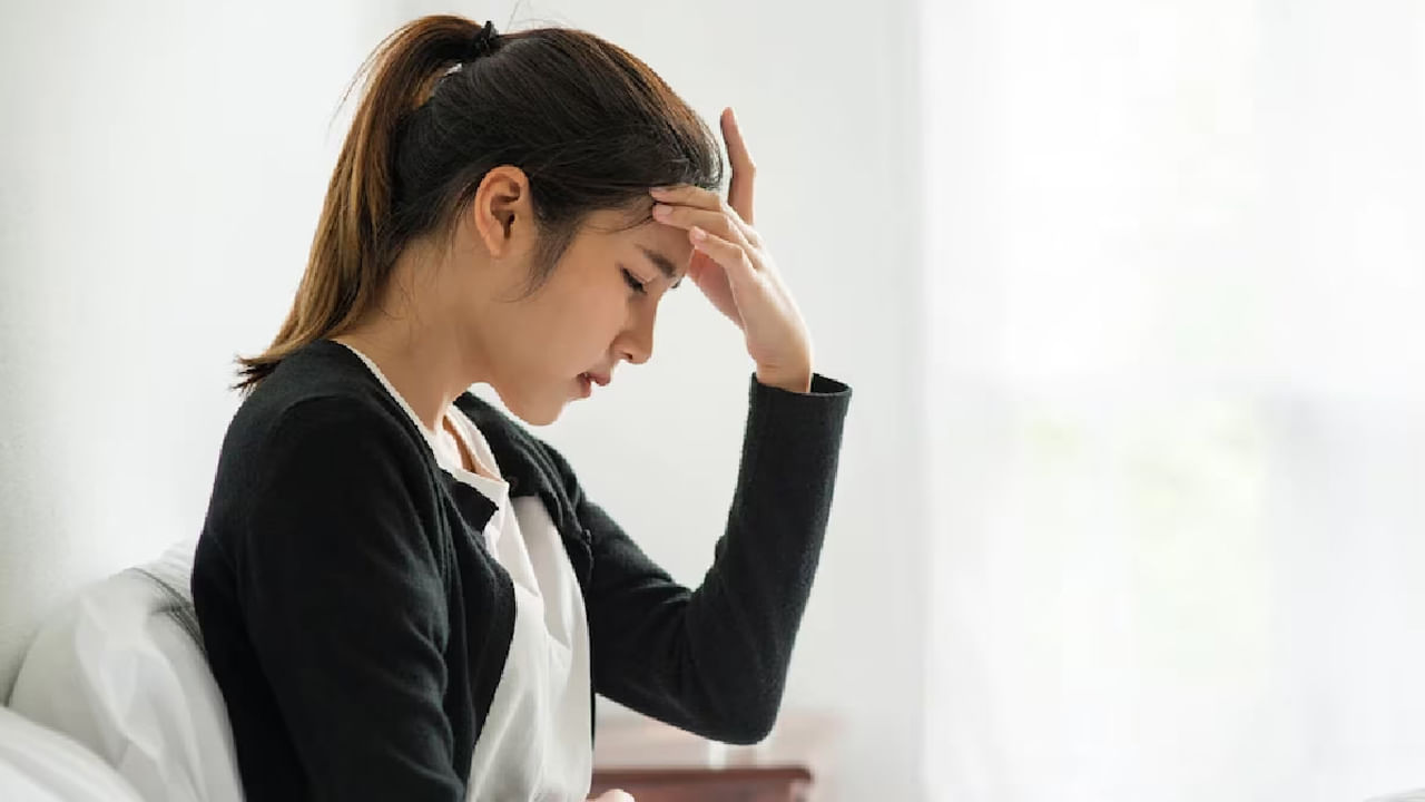 శరీరంలో బలహీనతకు కారణం: విటమిన్ బి12 లేకపోవడం వల్ల శరీరంలో బలహీనత ఏర్పడుతుంది. డిప్రెషన్, ఆందోళన కూడా శరీరాన్ని బలహీనం చేస్తాయి. ఇది ఏదో ఒక రకమైన వ్యాధి వల్ల కూడా ఇలా జరుగుతుంది. శరీరంలో బలహీనత ఉంటే ఆహారంలో వీటిని జోడించండి..