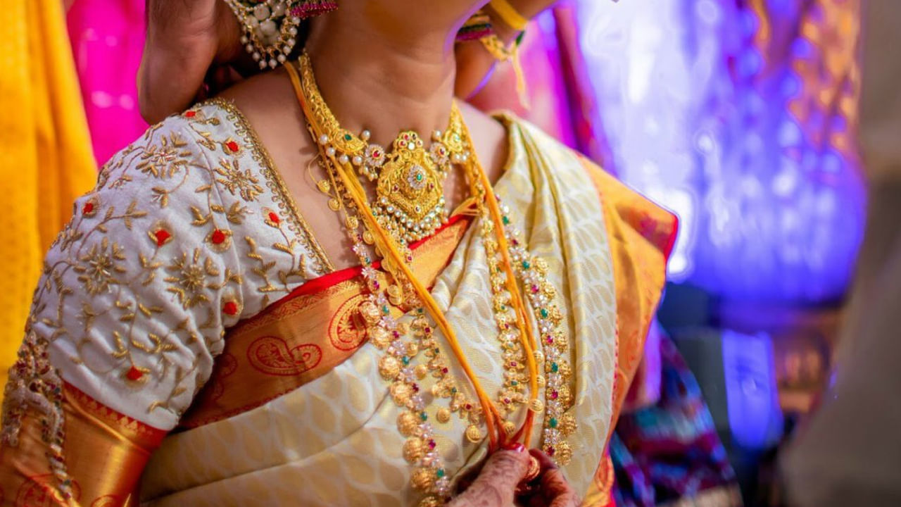 పసుపు దారం:  గృహ ప్రారంభోత్సవాలు లేదా వివాహాలు వంటి శుభ కార్యాలకు ఈ రంగు అవసరం. హల్దిలో లావుగా ఉండే కాటన్ దారాలు పసుపు దారం, ఇది వివాహాల సమయంలోముఖ్యమైనది. అంతేకాకుండా, వధువు మెడలో మూడు ముడులు వేసి వరుడు కడతాడు. ఇది సంతోషకరమైన, సంపన్నమైన వైవాహిక జీవితానికి నమ్ముతారు. భర్త యొక్క దీర్ఘ జీవితాన్ని నిర్ధారిస్తుంది. వివాహ సమయంలో చెడు కళ్ళు, ప్రతికూల శక్తుల నుండి వారిని రక్షించడానికి ఈ దారాన్ని సాధారణంగా వధువులు ధరిస్తారు. అంతేకాకుండా, ఈ దారాలను సాధారణంగా ఆర్మ్‌లెట్ లేదా మెడపై ధరిస్తారు. చాలా సందర్భాలలో, వరులు కూడా ఈ దారాన్ని ధరిస్తారు. పసుపు దారాన్ని విష్ణువు చిహ్నంగా భావిస్తారు. హిందూ మతంలో ఈ దారాన్ని ధరించే ఎవరైనా విష్ణువు స్వయంగా అన్ని చెడుల నుంచి రక్షిస్తాడని నమ్ముతారు. ఈ దారం సృజనాత్మకతతో ముడిపడి ఉంటుందని అంటారు. ఈ దారం ఒక వ్యక్తి కమ్యూనికేషన్ నైపుణ్యాలను మెరుగుపరుస్తుంది. అంతేకాకుండా, ఇది వివాహానికి చిహ్నం కూడా. 