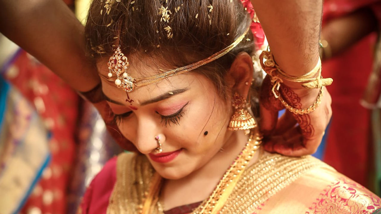 సాంస్కృతిక ప్రాముఖ్యత: ఈ ఆచారం దక్షిణ భారత సంప్రదాయాలలో ఎక్కువగా కనిపిస్తుంది. ఇక్కడ వధువరులకు మాత్రమే కాదు శిశువులు, కొంతమంది పెద్దలను కూడా ఇలా బుగ్గపై చుక్క పెడుతుంటారు. ఇది ప్రతికూల ప్రభావాల నుండి రక్షిస్తుందని నమ్ముతారు.