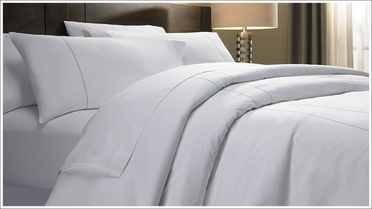White Bedsheets: హోటల్‌, లాడ్జీ రూమ్‌లలో వైట్ బెడ్ షీట్లు ఎందుకు ఉంటాయోనని మీరెప్పుడైనా ఆలోచించారా? దానికి అసలైన కారణాలు ఉన్నాయి. వైట్‌ బెట్‌షీట్ల వల్ల మనుషుల మానసిక ఆలోచన విధానంలో కూడా ఆసక్తికరమైన కారణాలు ఉన్నాయి. సాధారణంగా తెలుపు రంగును పరిశుభ్రతకు చిహ్నంగా భావిస్తారనే విషయం అందరికి తెలిసిందే. ఒక అతిథి హోటల్‌కు వచ్చినప్పుడు తెల్లటి పరుపులు, బెడ్‌షీట్లు, దిండ్లు చూసినప్పుడు, అతను పరిశుభ్రమైన వాతావరణాన్ని అనుభవిస్తాడు. తెల్లటి బెడ్‌షిట్‌, తెల్లటి దిండు కవర్లు కనిపించగానే మనిషి ఆలోచన విధానంలో మార్పు కనిపిస్తుంటుంది. అలాగే పరిశుభ్రతకు ప్రాధాన్యత ఇచ్చేలా ఇలాంటివి ఏర్పాటు చేస్తారు.