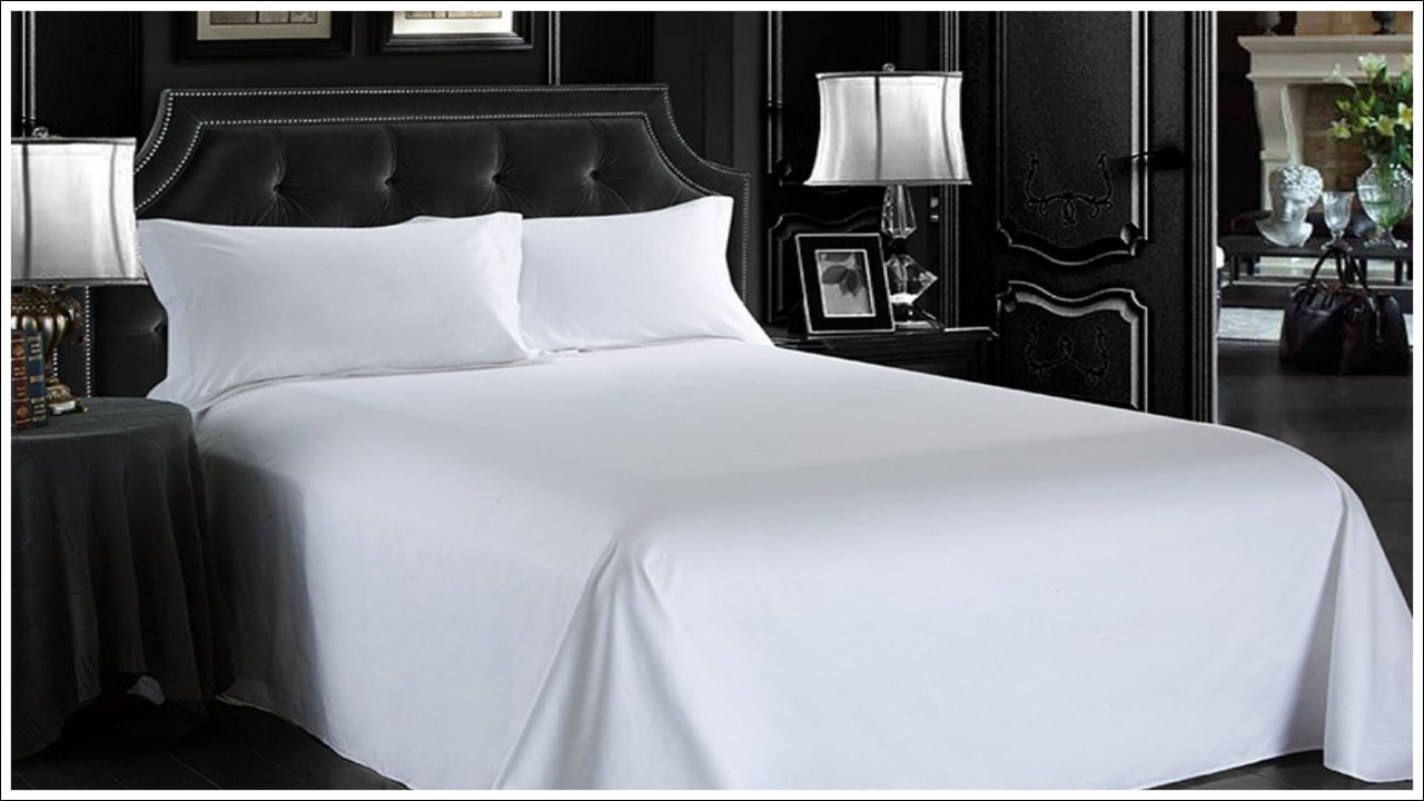 స్వచ్ఛతను సూచిస్తాయి: అవి శుభ్రత, స్వచ్ఛతను సూచిస్తాయి. గది సౌందర్యాన్ని పెంచుతాయి. తెల్లని వస్త్రాలు కూడా లగ్జరీ, ఉన్నత స్థాయి వసతితో ముడిపడి ఉన్నాయి. తెల్లటి వస్త్రాలు గది ప్రశాంతతకు నిలయంగా మారుతుంది. గది విశాలంగా కనిపించేలా చేస్తుంది. చాలా మంది వినియోగదారులు తెల్లటి పరుపును లగ్జరీ, అధిక నాణ్యతకు చిహ్నంగా భావిస్తారు.