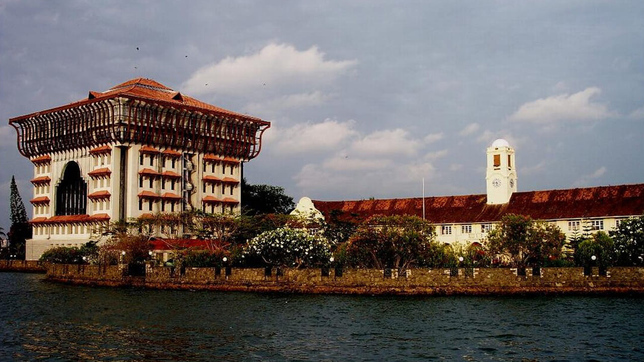 విల్లింగ్డన్ ద్వీపం: కొచ్చిలోని విల్లింగ్డన్ ద్వీపం మానవ నిర్మితమైనది. వలసరాజ్యాల వాస్తుశిల్పం ప్రకృతి సౌందర్యంతో మిళితం అయి ఉన్న ఈ ప్రదేశం సముద్ర కార్యకలాపాలకు ముఖ్యమైన కేంద్రంగా పనిచేస్తుంది. ఇక్కడ అనేక లగ్జరీ హోటళ్ళు అందుబాటులో ఉన్నాయి. ఇది నావికా స్థావరంగా ఉండటంతో పాటు అత్యంత ముఖ్యమైన ఓడరేవులలో ఒకటిగా పనిచేస్తుంది. మున్నార్ నుండి 132 కిలోమీటర్ల దూరంలో ఉంది. 