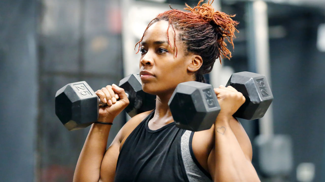 బలవంతంగా వ్యాయామం చేయవద్దు: చాలమంది కండరాలు లేదా అబ్స్‌ కోసం లేదా బరువు తగ్గడానికి ఎక్కువ సమయం వ్యాయామం చేస్తుంటారు. ఇలా చేస్తే కొవ్వు త్వరగా కరిగిపోతుందని భావిస్తున్నారు. వ్యాయామంతో శీఘ్ర ప్రయోజనాలను పొందడానికి గంటల తరబడి వర్కౌట్స్ చేయడం  ప్రాణాంతకం. ఎక్కువ వ్యాయామం చేయడం వల్ల బీపీ అధికం కావడం, కండరాలు పట్టేయడం, ఎముకలు బలహీనపడడం వంటివి జరుగుతాయి. మీ వ్యాయామం ఉపయోగకరంగా ఉండాలంటే 30 నుంచి 45 నిమిషాల పాటు మితమైన వేగంతో వ్యాయామం చేయండి.