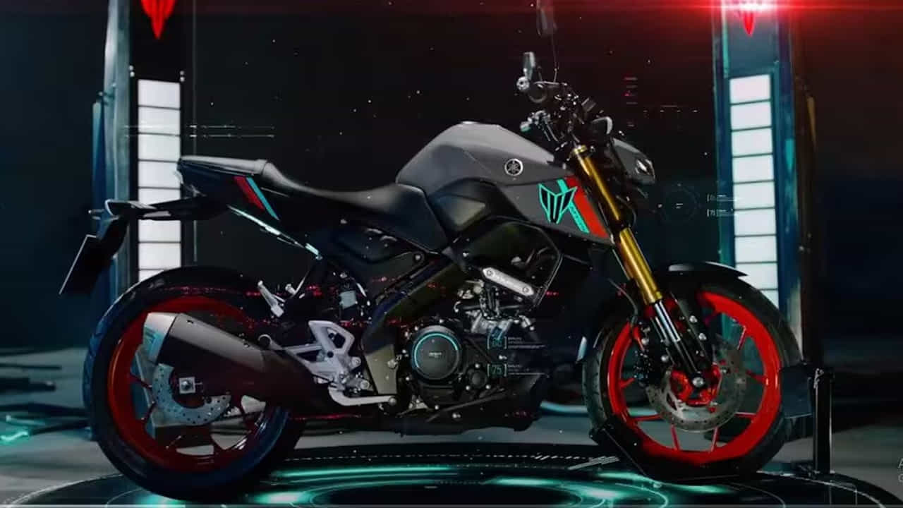 7వ స్థానంలో యమహా MT-15 V2 ఉంది. 155cc లిక్విడ్-కూల్డ్ ఇంజిన్తో18.4 PS శక్తిని ఉత్పత్తి చేస్తుంది. ఈ బైక్ నగర ప్రయాణాలకు అనుకూలంగా ఉంటుంది. అద్భుతమైన 45 kmpl ఇంధన సామర్థ్యాన్ని అందిస్తుంది. ఇది 1,70,583 నుంచి 1,75,280.00 రూపాయల వరకు ధరలో 3 వేరియంట్లు, 8 రంగులలో లబిస్తుంది.
