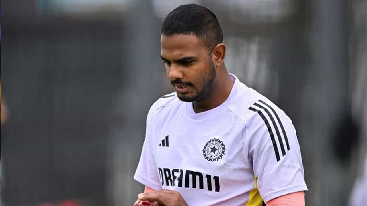 యశ్ దయాల్ ఇండియన్ ప్రీమియర్ లీగ్ (IPL)లో రాయల్ ఛాలెంజర్స్ బెంగళూరు (RCB) తరపున ఆడుతున్నాడు. IPL 2025లో RCB ట్రోఫీ గెలవడంలో అతను కీలక పాత్ర పోషించాడు. 13 వికెట్లు పడగొట్టాడు. గత ఏడాది బంగ్లాదేశ్‌తో స్వదేశంలో జరిగిన సిరీస్‌కు భారత జట్టులో చోటు సంపాదించినప్పటికీ, ఇంకా అంతర్జాతీయ అరంగేట్రం చేయలేదు.