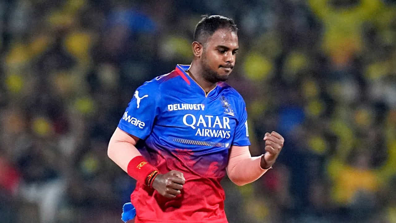 గాజియాబాద్‌లోని ఇందిరాపురం పోలీస్ స్టేషన్‌లో యశ్ దయాల్‌పై భారతీయ న్యాయ సంహిత (BNS) సెక్షన్ 69 (మోసపూరిత మార్గాల ద్వారా లైంగిక సంపర్కం) కింద ఎఫ్‌ఐఆర్ నమోదు అయింది. బాధితురాలు ముఖ్యమంత్రి కార్యాలయానికి ఆన్‌లైన్ పోర్టల్ (IGRS) ద్వారా జూన్ 21, 2025న ఈ ఫిర్యాదు చేసింది. పోలీసుల విచారణలో బాధితురాలు తన వాంగ్మూలాన్ని నమోదు చేయగా, యశ్ దయాల్‌ను ఇంకా విచారించలేదు. అయితే, పోలీసులు త్వరలోనే యశ్ దయాల్‌ను అరెస్టు చేసి, బాధితురాలికి వైద్య పరీక్షలు నిర్వహిస్తారని గాజియాబాద్ అదనపు పోలీస్ కమీషనర్ అలోక్ ప్రియదర్శి తెలిపారు.