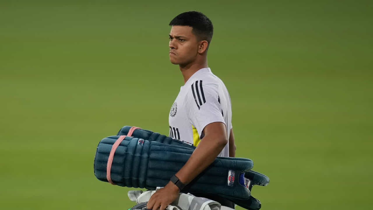 India vs England 2nd Test: టెస్ట్ క్రికెట్ తొలి దశలో ఉన్న యశస్వి జైస్వాల్, రికార్డు సృష్టించడం ద్వారా అందరి దృష్టిని ఆకర్షించాడు. అది కూడా 21 టెస్ట్ మ్యాచ్ల ద్వారా ఈ రికార్డులో చేరడం గమనార్హం. ఈ మ్యాచ్ల ద్వారా యశస్వి జైస్వాల్ దిగ్గజాలు రాహుల్ ద్రవిడ్, వీరేంద్ర సెహ్వాగ్ రికార్డులను బద్దలు కొట్టడం విశేషం.
