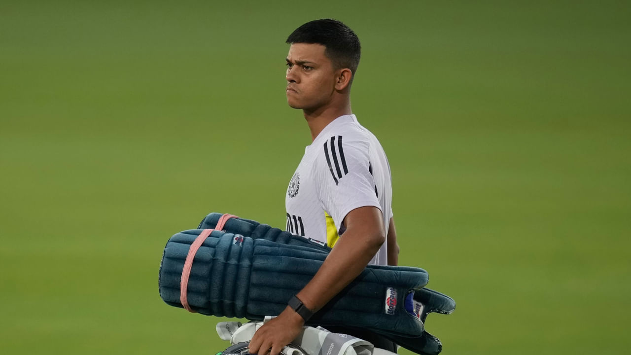 India vs England 2nd Test: టెస్ట్ క్రికెట్ తొలి దశలో ఉన్న యశస్వి జైస్వాల్, రికార్డు సృష్టించడం ద్వారా అందరి దృష్టిని ఆకర్షించాడు. అది కూడా 21 టెస్ట్ మ్యాచ్ల ద్వారా ఈ రికార్డులో చేరడం గమనార్హం. ఈ మ్యాచ్ల ద్వారా యశస్వి జైస్వాల్ దిగ్గజాలు రాహుల్ ద్రవిడ్, వీరేంద్ర సెహ్వాగ్ రికార్డులను బద్దలు కొట్టడం విశేషం.