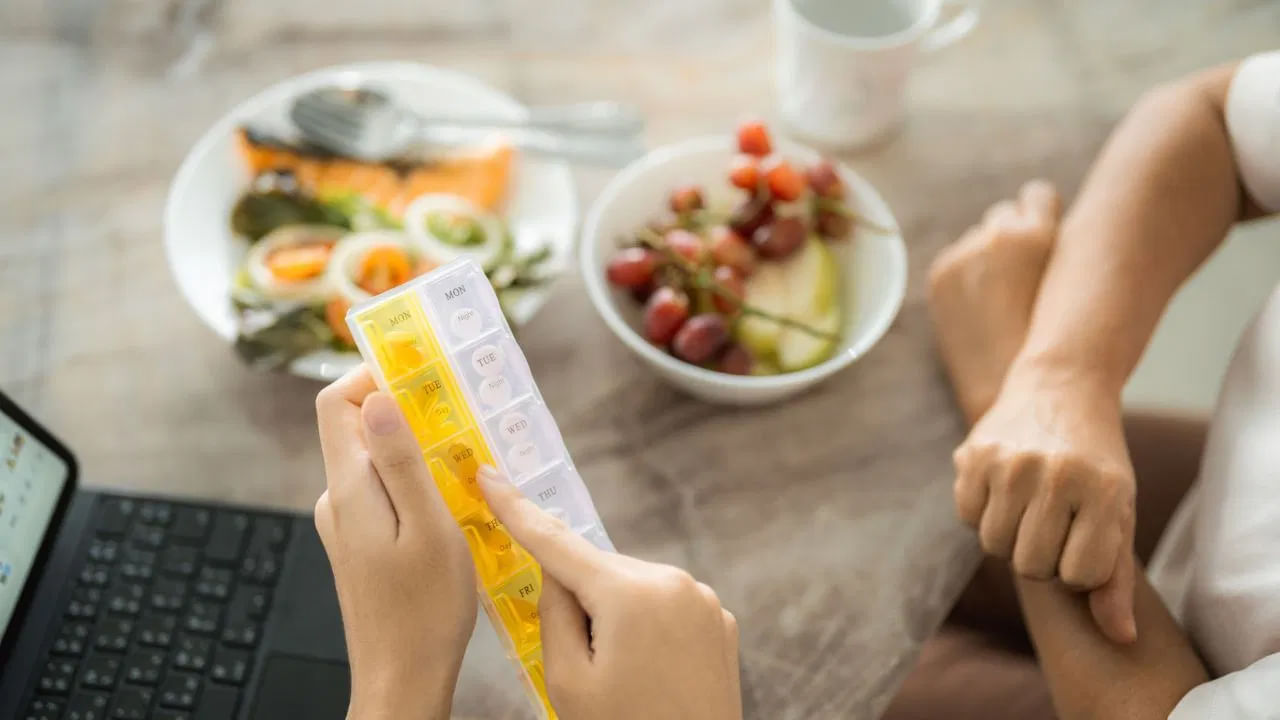 మనం ఆరోగ్యంగా ఉండటానికి మంచి జీవనశైలి, యోగా, వ్యాయామం, సమతుల్య ఆహారం అన్నీ చాలా ముఖ్యమైనవి. కానీ చాలా మంది తమకు నచ్చినది తింటూ వివిధ ఆరోగ్య సమస్యలతో బాధపడుతున్నారు. ఆ తర్వాత ఆస్పత్రులకు వెళ్లడం, మెడిసిన్స్ వాడడం కామన్. కానీ కొన్నిసార్లు మందులు దుష్ప్రభావాలకు కారణమవుతాయి. అంతేకాకుండా వాటిని సరిగ్గా తీసుకోకపోతే, అవి మేలు చేయడానికి బదులు హాని కలిగిస్తాయి. దీనికి కారణం మందులు తీసుకున్న తర్వాత తీసుకునే ఆహారాలు.