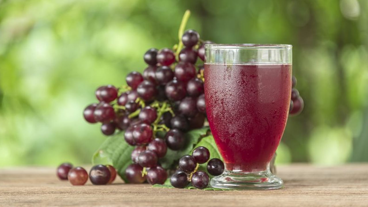 ద్రాక్ష రసం లేదా క్రాన్బెర్రీ రసం : ద్రాక్ష రసాన్ని ఏ రకమైన మందులతోనూ తీసుకోకూడదు. ఒమన్ మెడికల్ జర్నల్ ప్రకారం.. ద్రాక్ష రసం శరీరం మందుల జీవక్రియను మరింత దిగజార్చుతుంది. ఇది ఔషధాన్నే ప్రభావితం చేస్తుంది. అంతే కాదు, ద్రాక్ష రసం రక్తపోటును ప్రభావితం చేస్తుంది. అదనంగా, ఇది కడుపు నొప్పి, వాంతులు, చెమట, తలనొప్పి, హార్ట్ బీట్ పెరగడం వంటి సమస్యలను కలిగిస్తుంది. క్రాన్బెర్రీ మందులు తీసుకునేవారికి మంచిది కాదు. ముఖ్యంగా వృద్ధులు దానిని ఎట్టి పరిస్థితుల్లోనూ తాగకూడదు.