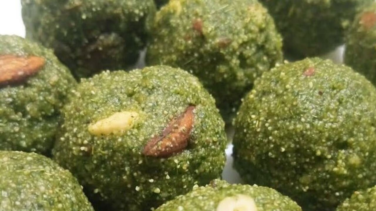 మనం ఇంట్లో తయారు చేసుకునే ఒక చిన్న మునగ లడ్డూ శరీరానికి అనేక ప్రయోజనాలను అందిస్తుంది. ఇది అనేక వ్యాధులతో పోరాడేందుకు మన శరీరంలో రోగనిరోదక శక్తిని పెంపొందిస్తుంది. అంతే కాకుండా మన రక్తంలో చక్కెర, కొలెస్ట్రాల్ ని కూడా నియంత్రణలో ఉంచుతుంది.  ఆరోగ్యంగా ఉండటానికి దీన్ని ఎలా తయారు చేసి తినాలో తెలుసుకుందాం.